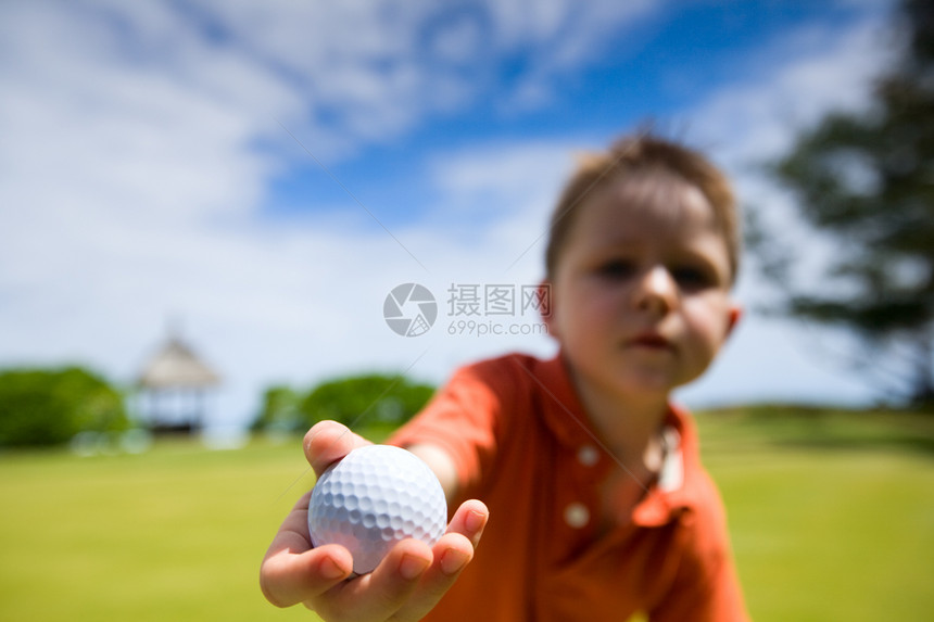青年高尔夫玩家热带游戏休闲运动娱乐假期场地绿色课程图片