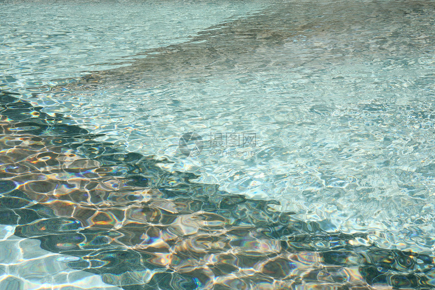 美丽的水运动波浪游泳池水池大理石蓝色游泳阳光海浪反射图片