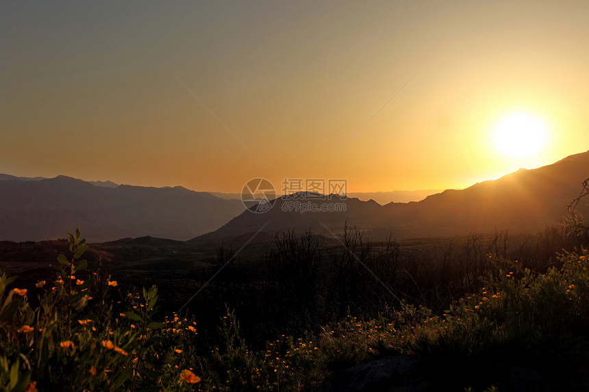 美丽的日出在山中图片