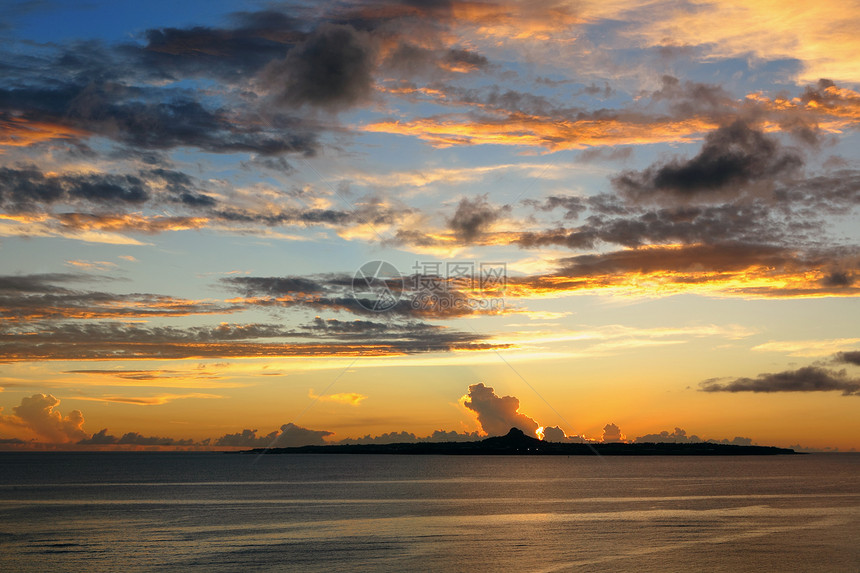 日落假期晴天太阳地平线旅行天空蓝色海洋金子反射图片