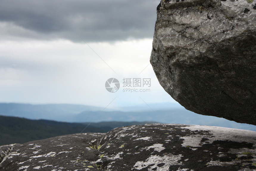 岩石上的岩石旅行苔藓页岩滑雪者风景山脉石英砂岩地标国家图片