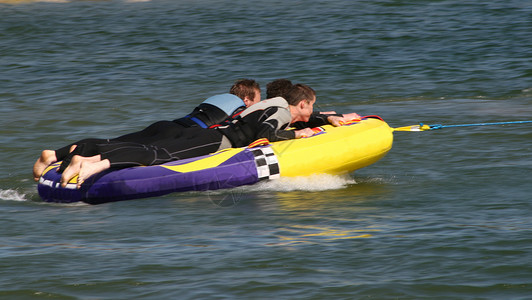 我们得海洋男人在水上玩得开心假期游泳娱乐行动锻炼追求漂浮活动男性海浪背景
