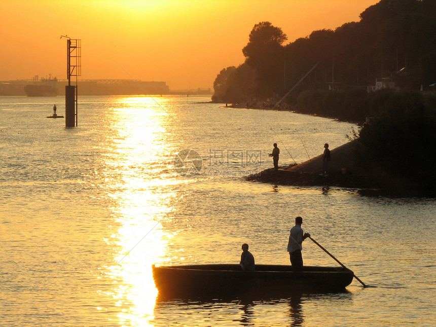 日落1时捕鱼假期爱好渔夫港口钓鱼运动图片