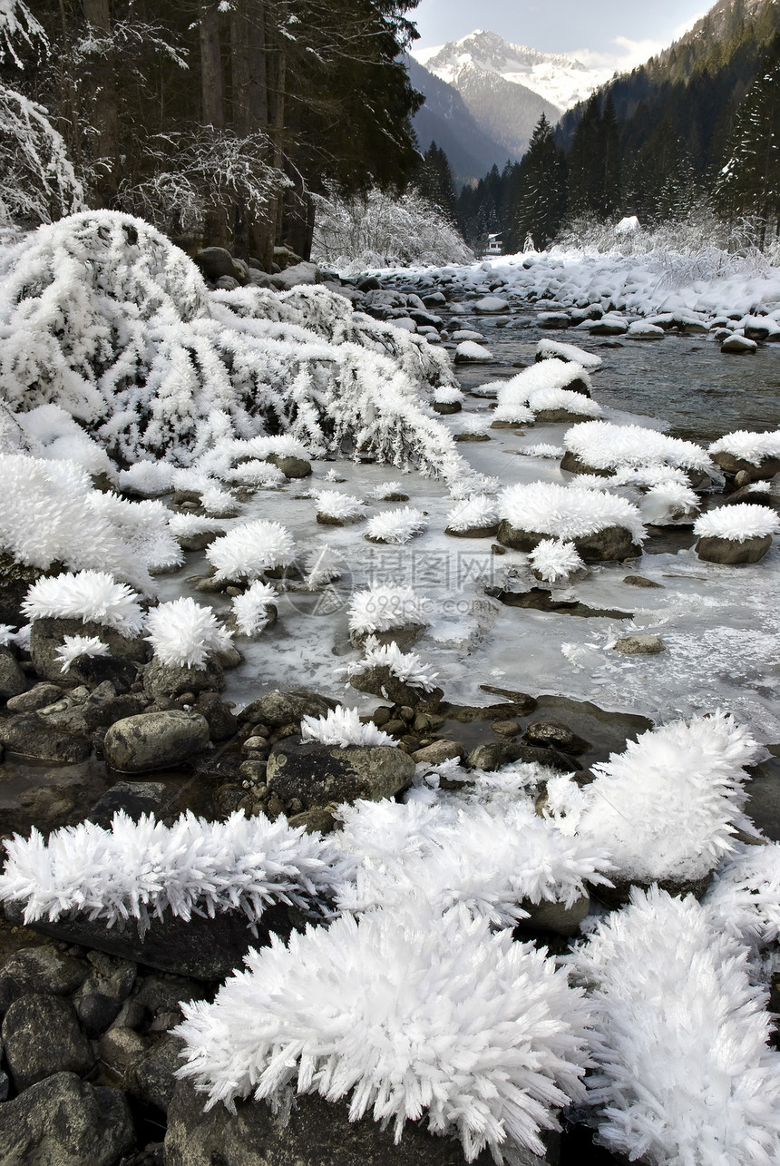 阿尔卑斯山谷的冬季全景高度场地旅行晴天滑雪岩石顶峰山脉阳光天空图片