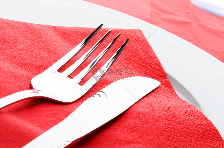 叉刀刀桌子餐具食物盘子红色银器午餐餐厅图片