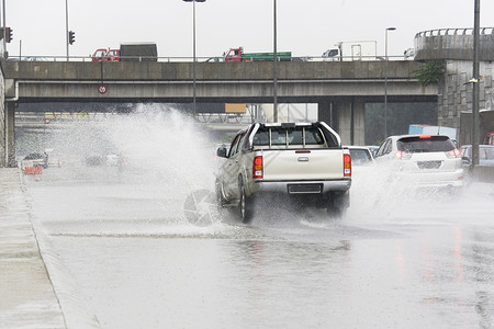 暴雨的运输天气车辆高架城市下雨卡车驾驶洪水雨滴运动高清图片