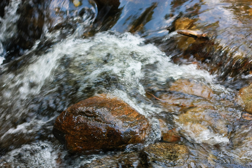 河流河水石头活力明渠溪流若虫岩石荒野图片
