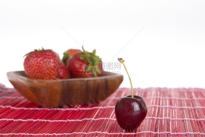樱桃甜点小吃水果浆果营养木头黑色托盘白色红色图片