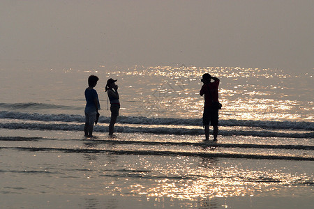 人 摄影背光孩子们海岸海滩闲暇女士旅游游客背景图片