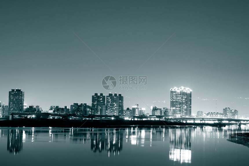 城市之夜天际吸引力港口景观城市反射场景风景日落戏剧性图片