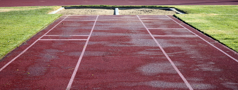 长跳竞争绿色跳远运动生活赛马场马场课程跑步车道背景图片