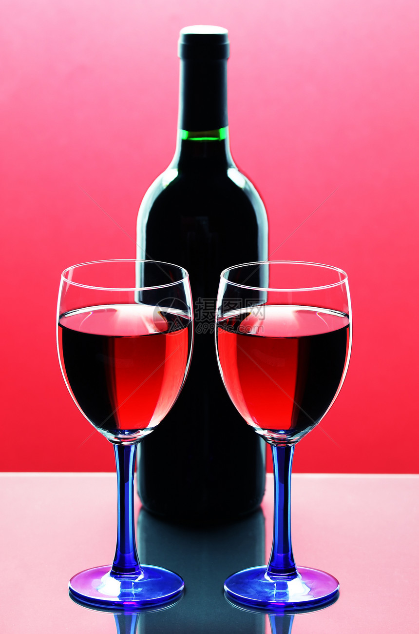 红酒玻璃杯小酒馆饮料咖啡店瓶子桌子用餐玻璃拉子红色图片