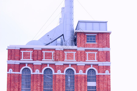建造有烟囱的古老工厂高清图片