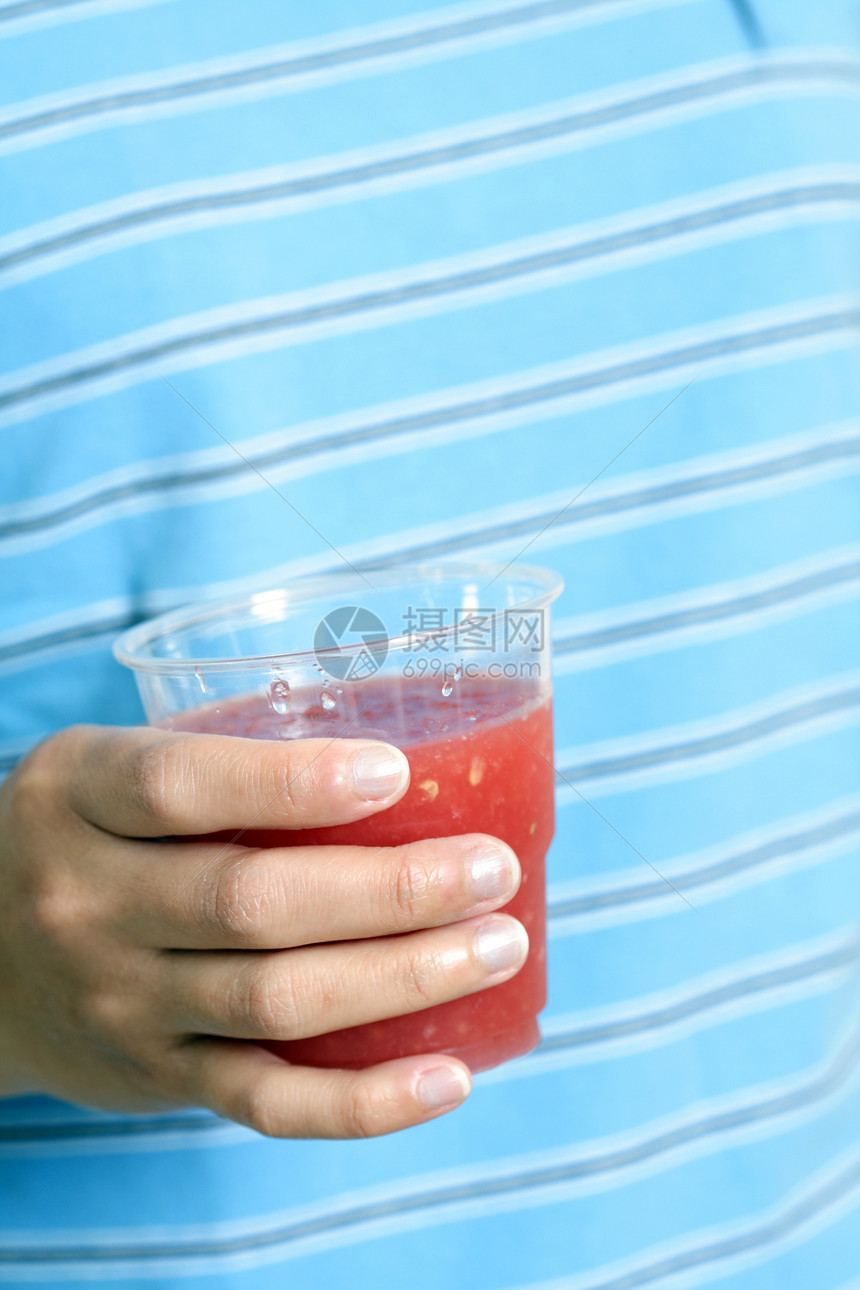 西瓜汁蓝色水果杯子饮料西瓜果汁饮食营养玻璃图片