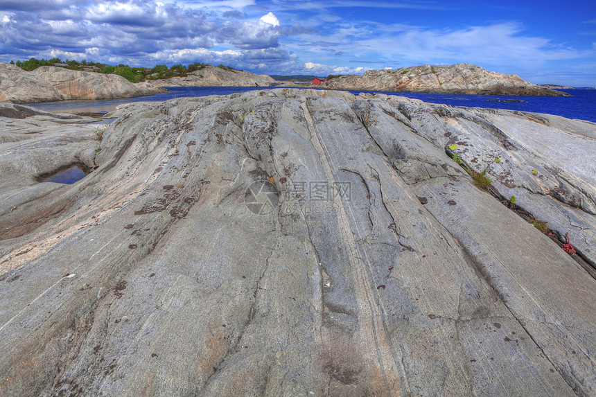 挪威南部天空蓝色平板岩石灰色海景石头海洋图片