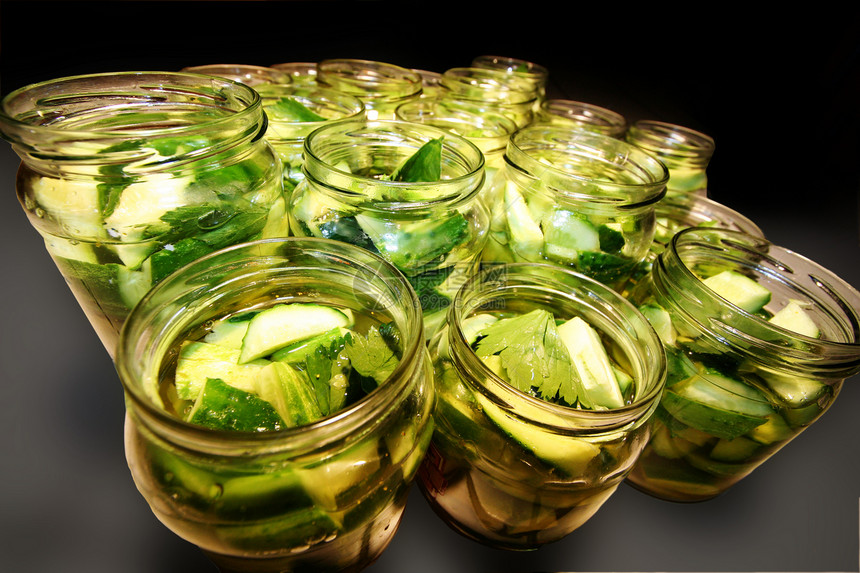 玻璃罐 美味的保藏黄瓜玻璃杂货盐水陶器花园营养美食叶子香料沙拉图片