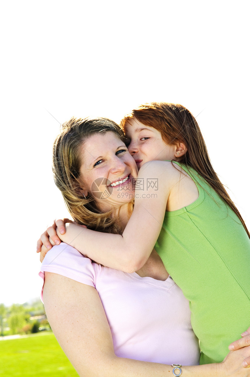 母亲和女儿拥抱女性妈妈肩膀晴天孩子女孩女士幸福乐趣孩子们图片