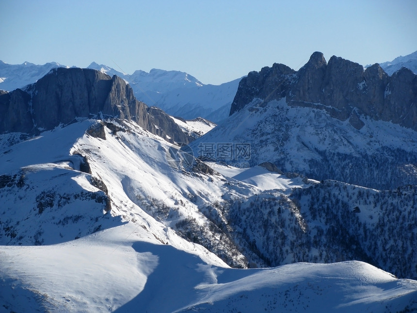 主要高加索山脊距离植被蓝色雪峰斜坡山丘高山文件登山木头图片