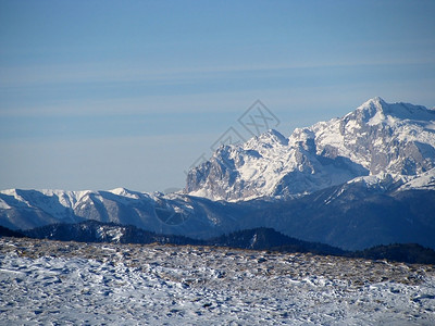 主要高加索山脊山丘距离冰川蓝色植物群植被风景旅行木头登山背景图片