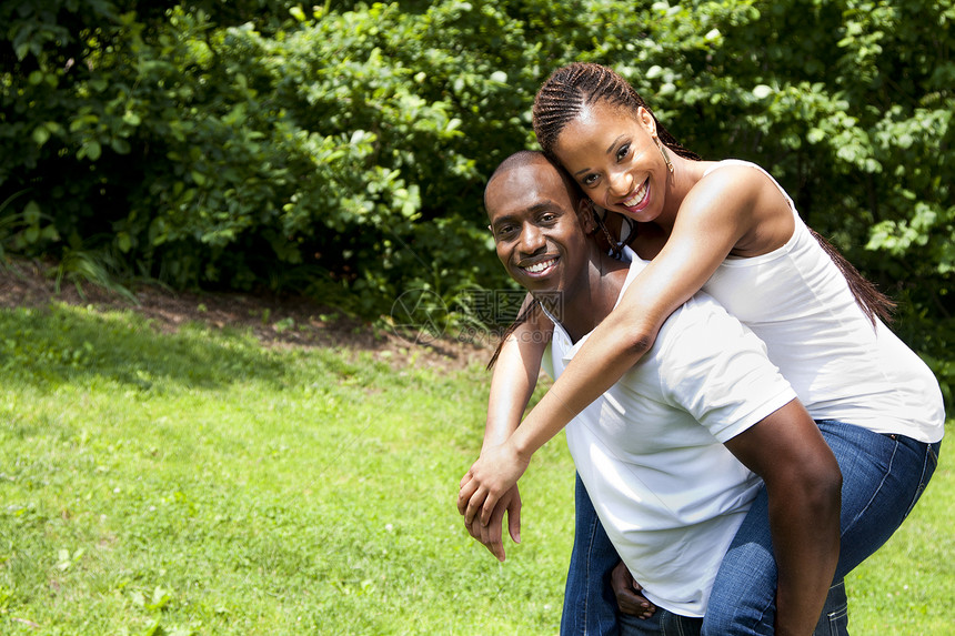 笑笑快乐的非洲情侣白色女性衬衫夫妻男朋友女朋友微笑妻子拥抱女士图片