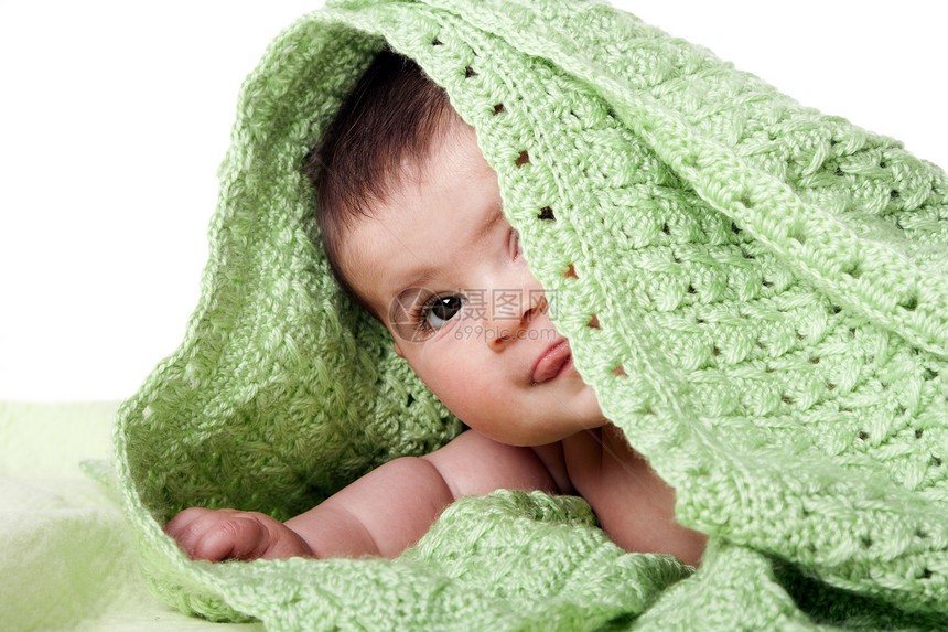 在绿毯子之间 可爱的宝宝男性女性女孩婴儿舌头男生绿色眼睛图片