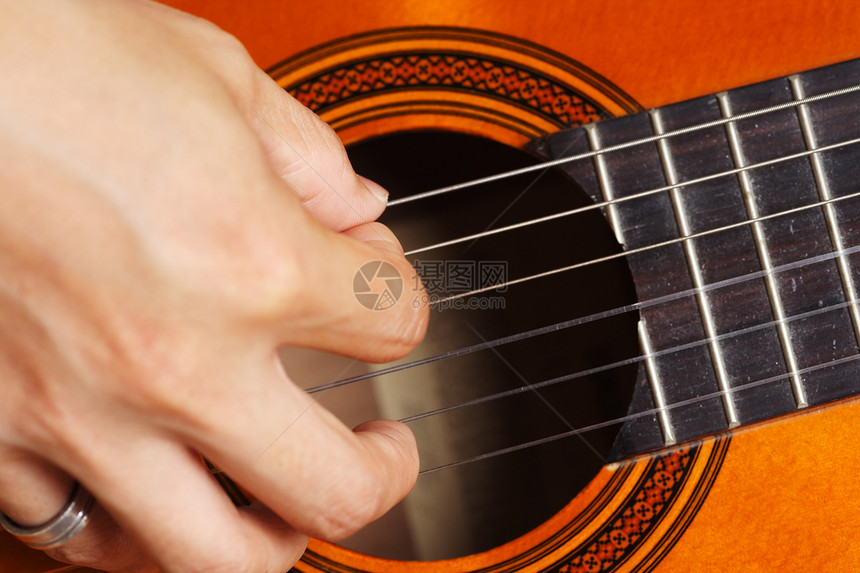 吉他玩家谐振采摘弹奏音乐家细绳笔记黑色脖子仪器身体图片