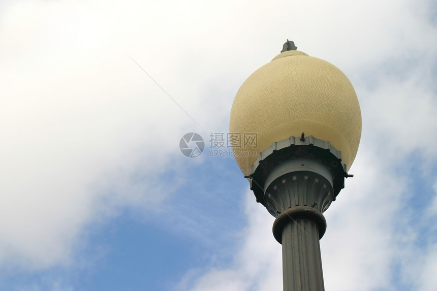 旧街灯灯笼金属古董街道装饰力量蓝色天空路灯照明图片