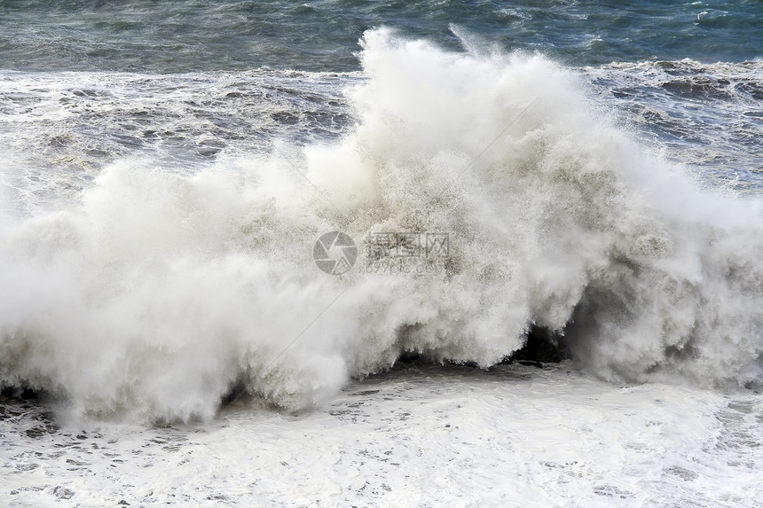 巨大的波浪力量流动喷口激流雨滴气旋海啸口渴风暴紧张图片