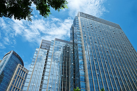 市商业区玻璃墙建筑物现代化建筑学商圈蓝天城市白云玻璃钢背景图片
