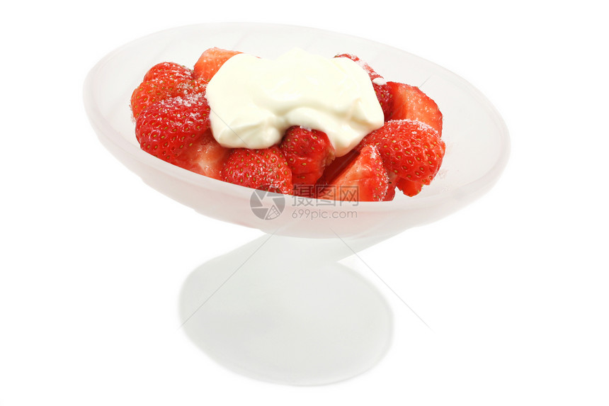 草莓和奶油水果食物红色育肥甜食奶制品浆果磨砂玻璃白色图片