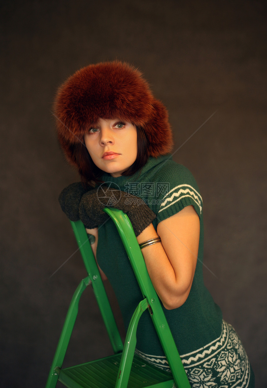 美丽的女孩帽子工作室裙子毛衣季节毛皮女士头发梯子手套图片