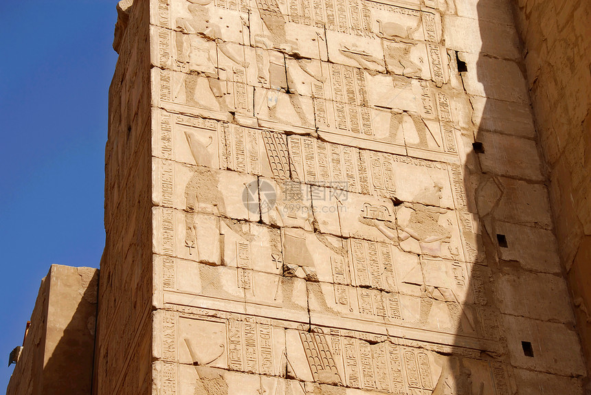 卢克索埃及寺庙卡纳克被毁坏的墙壁图片