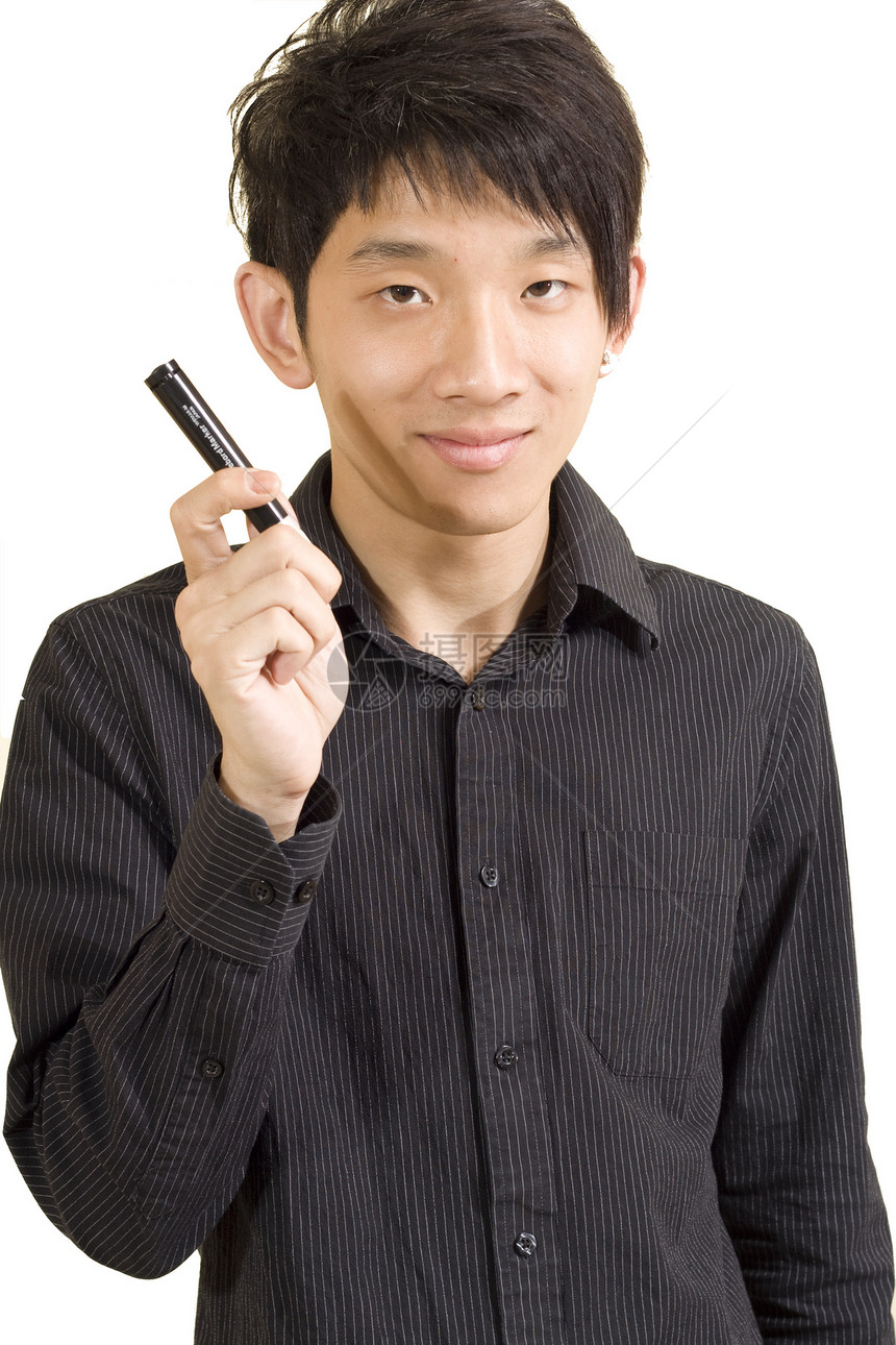 手持笔的亚洲青年男子图片
