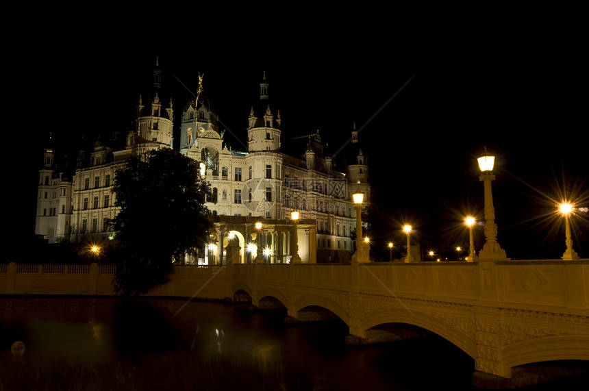 晚上施韦林城市砂岩地标旅游城堡石头纪念碑议会首都反射图片