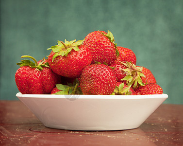 盘子在桌上的草莓提取浆果背景图片