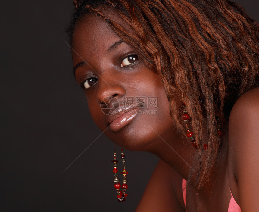 美丽的非洲女孩棕色黑色女士爆头图片
