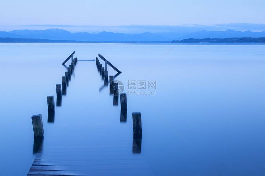 木木步行冲浪场景天空小路时间薄雾港口木头乳白色平台图片