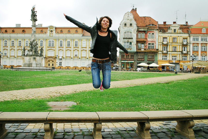 妇女跳跃城市游客旅游女孩快乐头发地标市中心女性生活图片