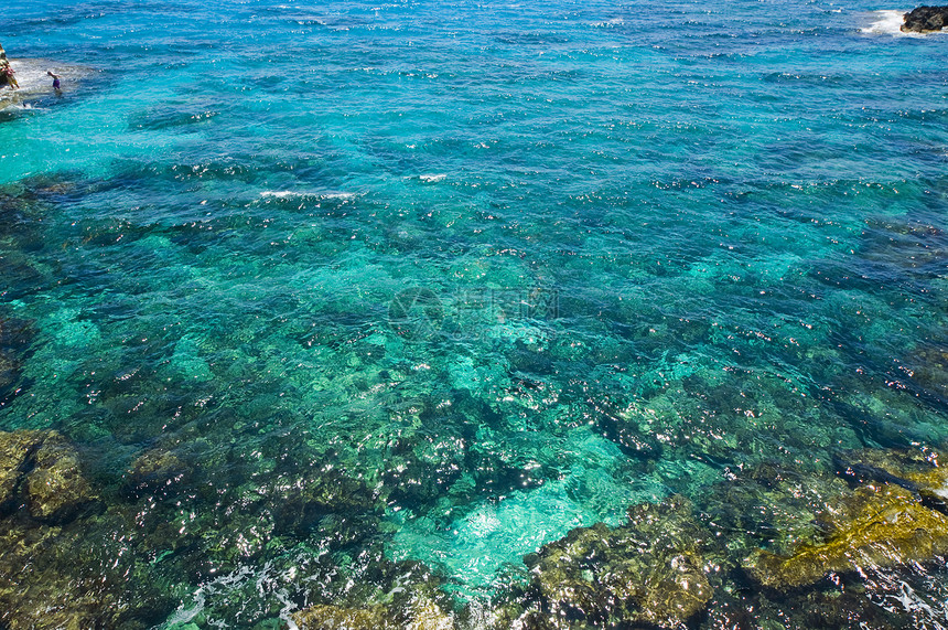 从上到下透明的海水视图图片