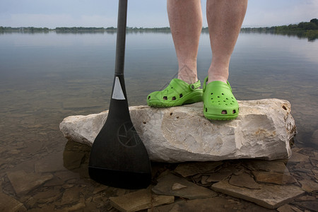 水鞋绿木块和独木舟桨背景