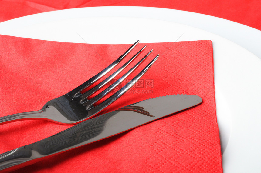 不锈叉和刀餐巾午餐餐具盘子菜肴餐厅厨房食物红色银器图片