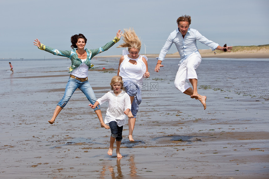 跳上海滩女士家庭孩子海洋男人喜悦支撑幸福乐趣孩子们图片