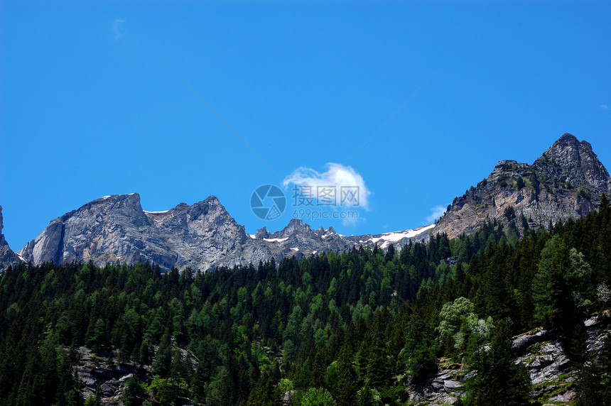 夏季蓝色天空中的山峰图片