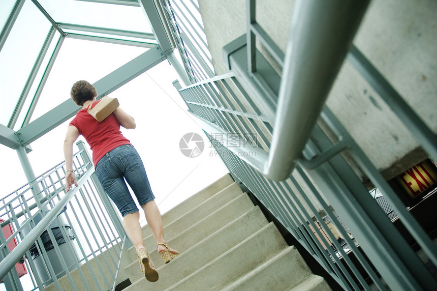 城市妇女宝贝通勤者栏杆白色楼梯女性都市图片