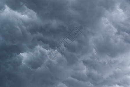 暴风云天空气象场景下雨天堂天气危险条纹戏剧性黑色背景图片