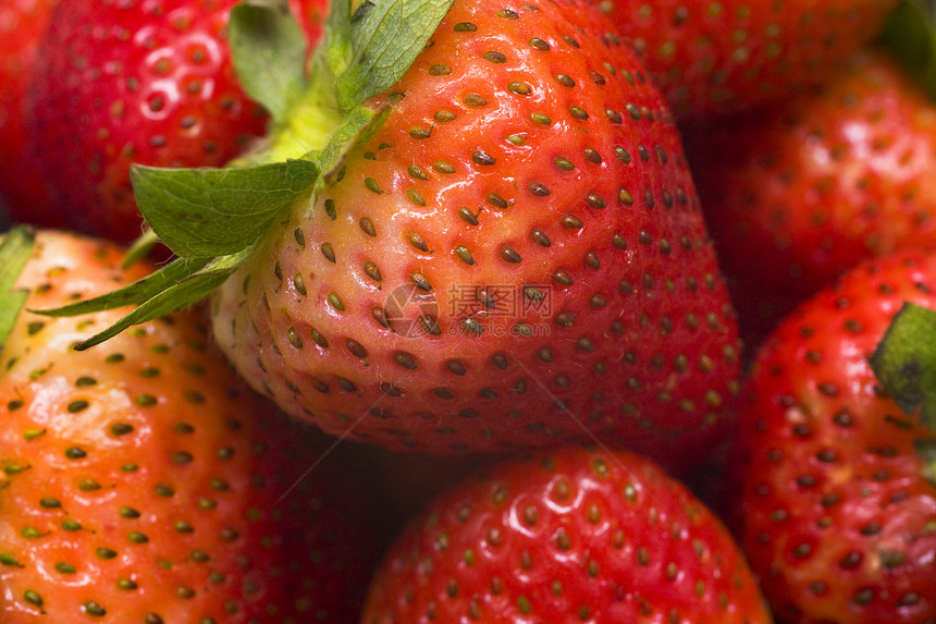 草莓背景甜点稻草沙漠小吃绿色宏观食物水果红色图片