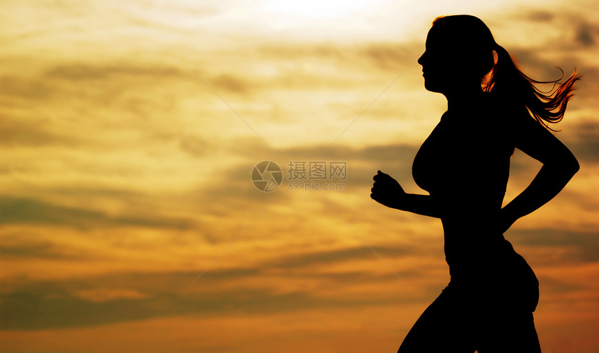 日落运行器慢跑海滩火车娱乐赛跑者精力日落太阳女性女孩图片