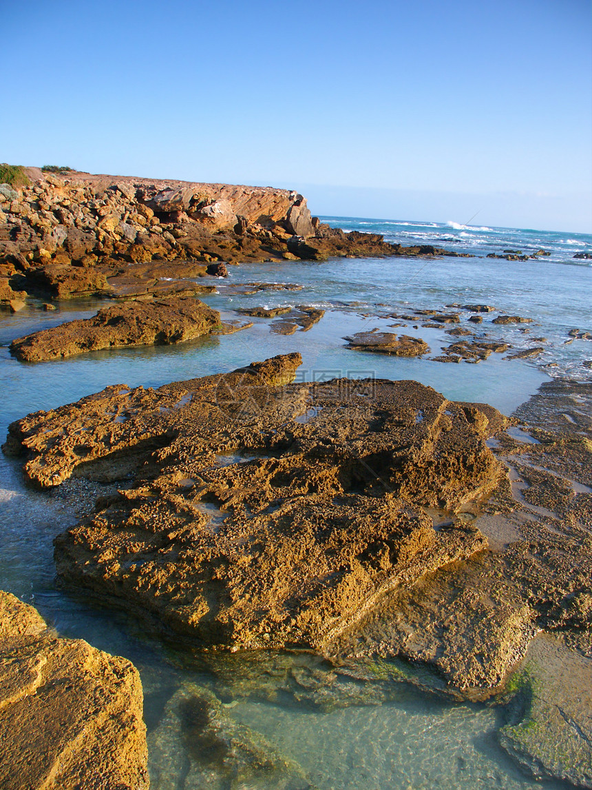 澳大利亚维多利亚州落基海岸地区盎司海岸线栖息地支撑潮汐悬崖岩石图片