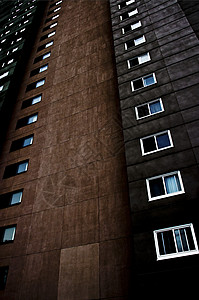 黑暗面的公寓楼大厦高清图片