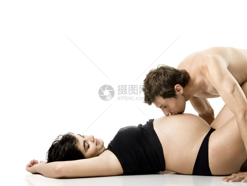 夫妇在等待孩子的到来腹部怀孕生活喜悦夫妻冒充父亲婴儿女性拥抱图片